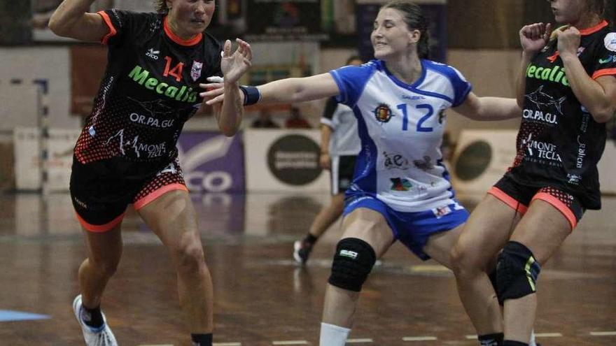 Kurchankova, con la pelota, durante el partido de ayer en A Sangriña. // R. Grobas