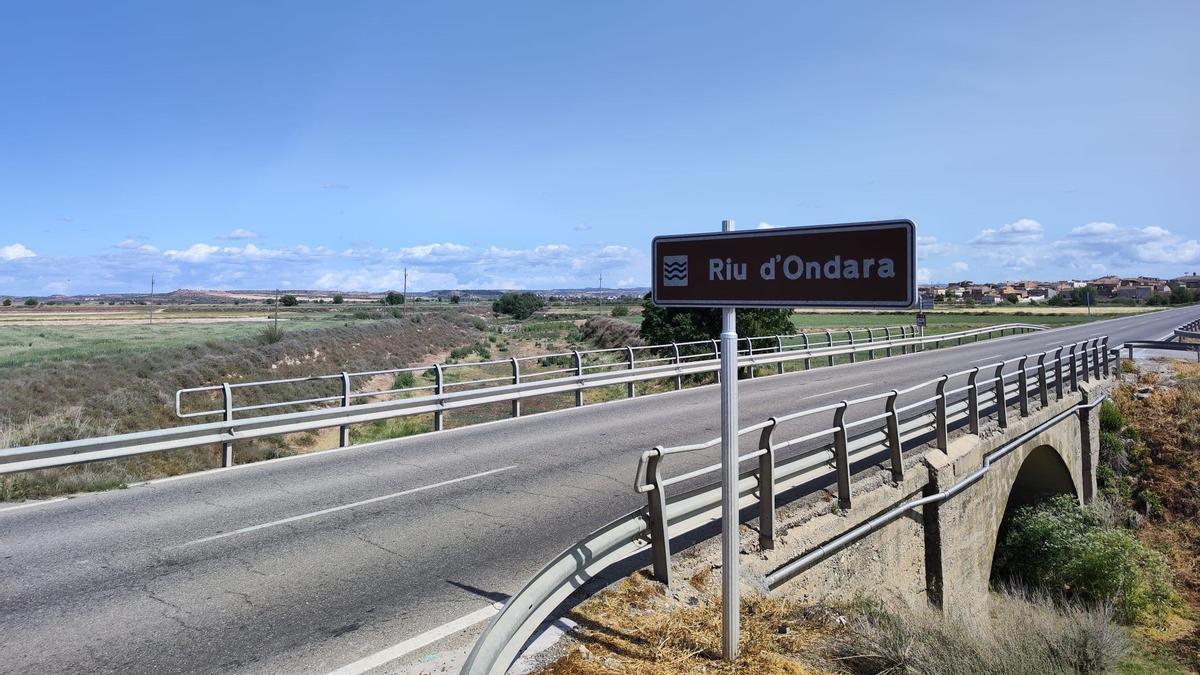 El río Ondara, seco en su paso por los alrededores de Anglesola.