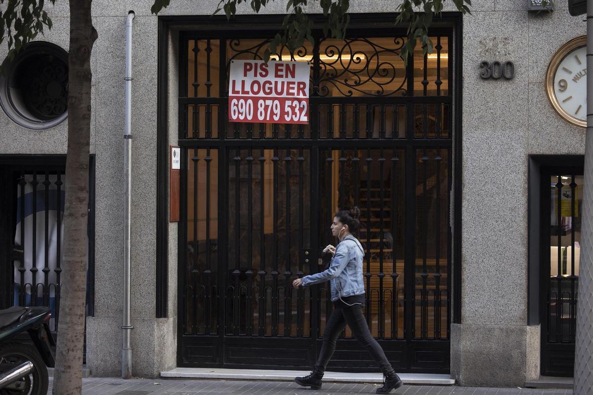 Anuncio de una vivienda en alquiler en las calles de Barcelona. Foto archivo