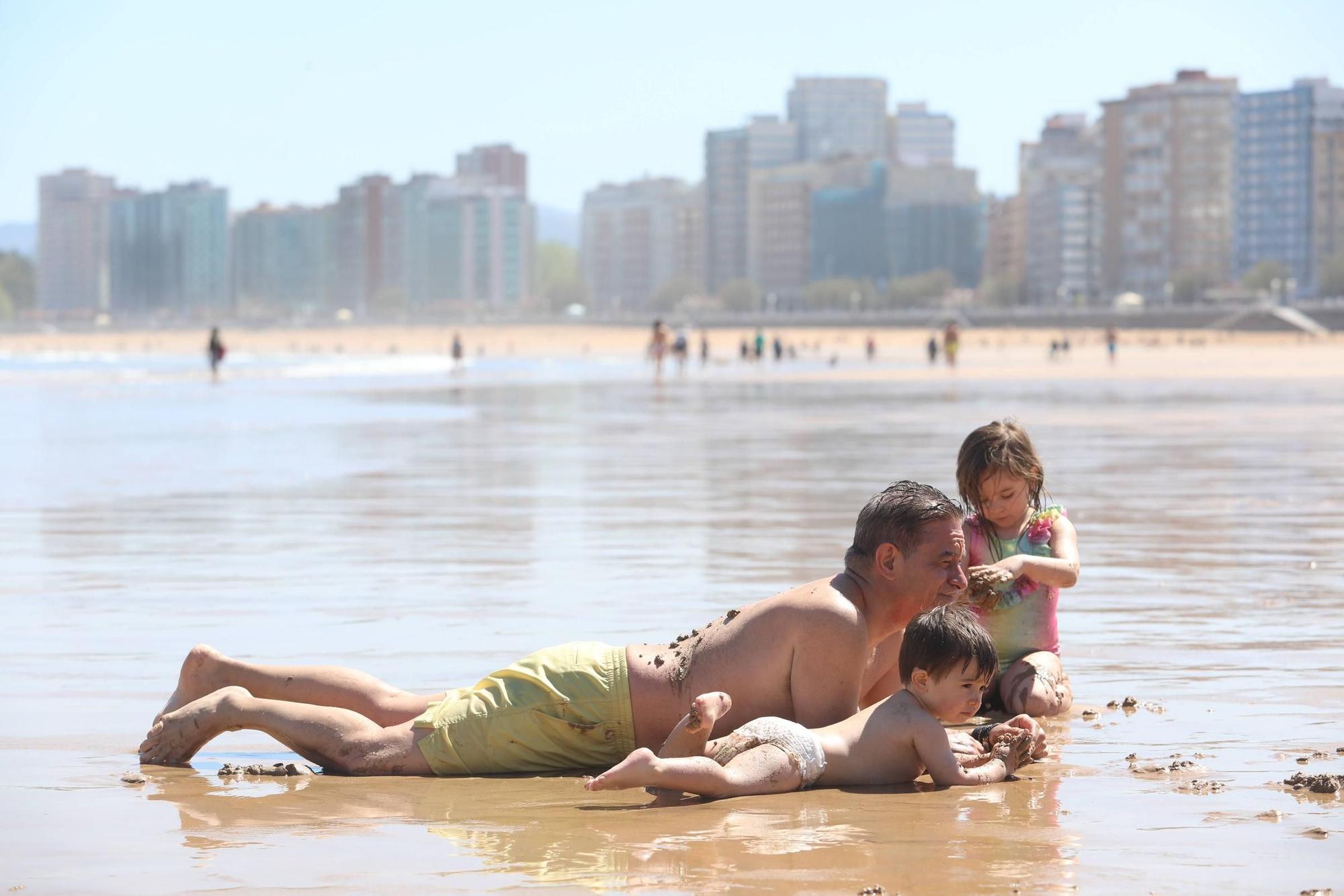 La primavera adquiere tintes veraniegos en Asturias: así fue la jornada de calor en Gijón