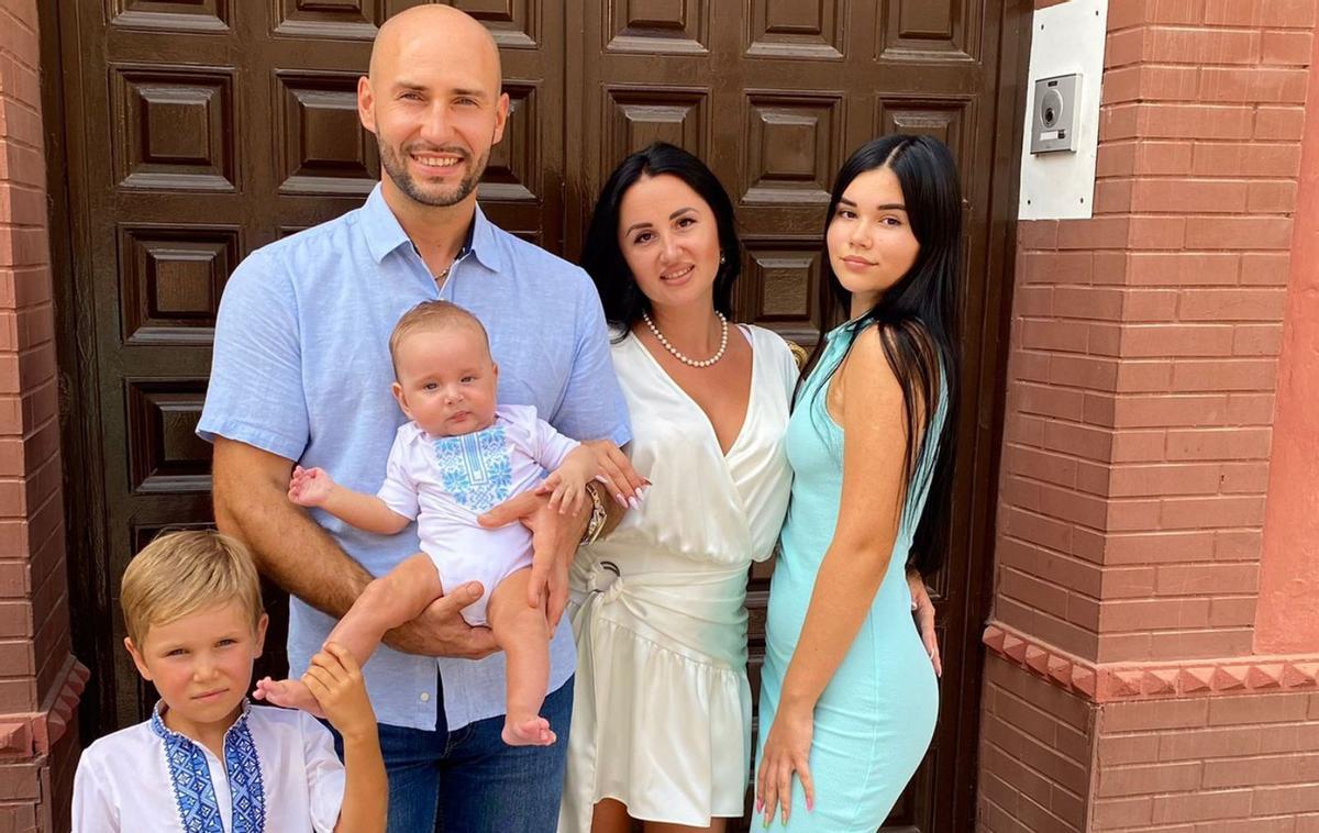 Marta, junto a su marido Serhii y sus hijos Milena, Dario, y «el pequeño español» David. | L.O.