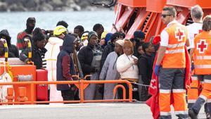 Varios servicios de emergencia atienden a migrantes recién rescatados de un cayuco, en Puerto Naos, Lanzarote.