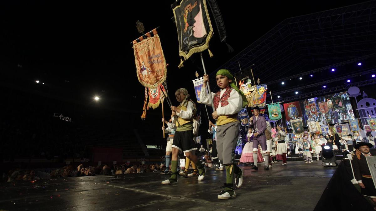 Los banderines de las comisiones infantiles, durante el festival.