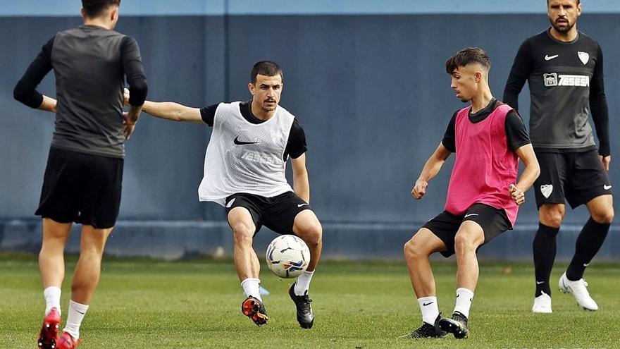 Los jugadores del Málaga CF durante el entrenamiento de ayer en Martiricos.