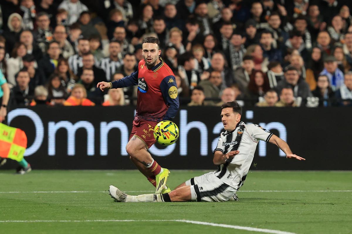 David Mella supera a un jugador del Castellón.