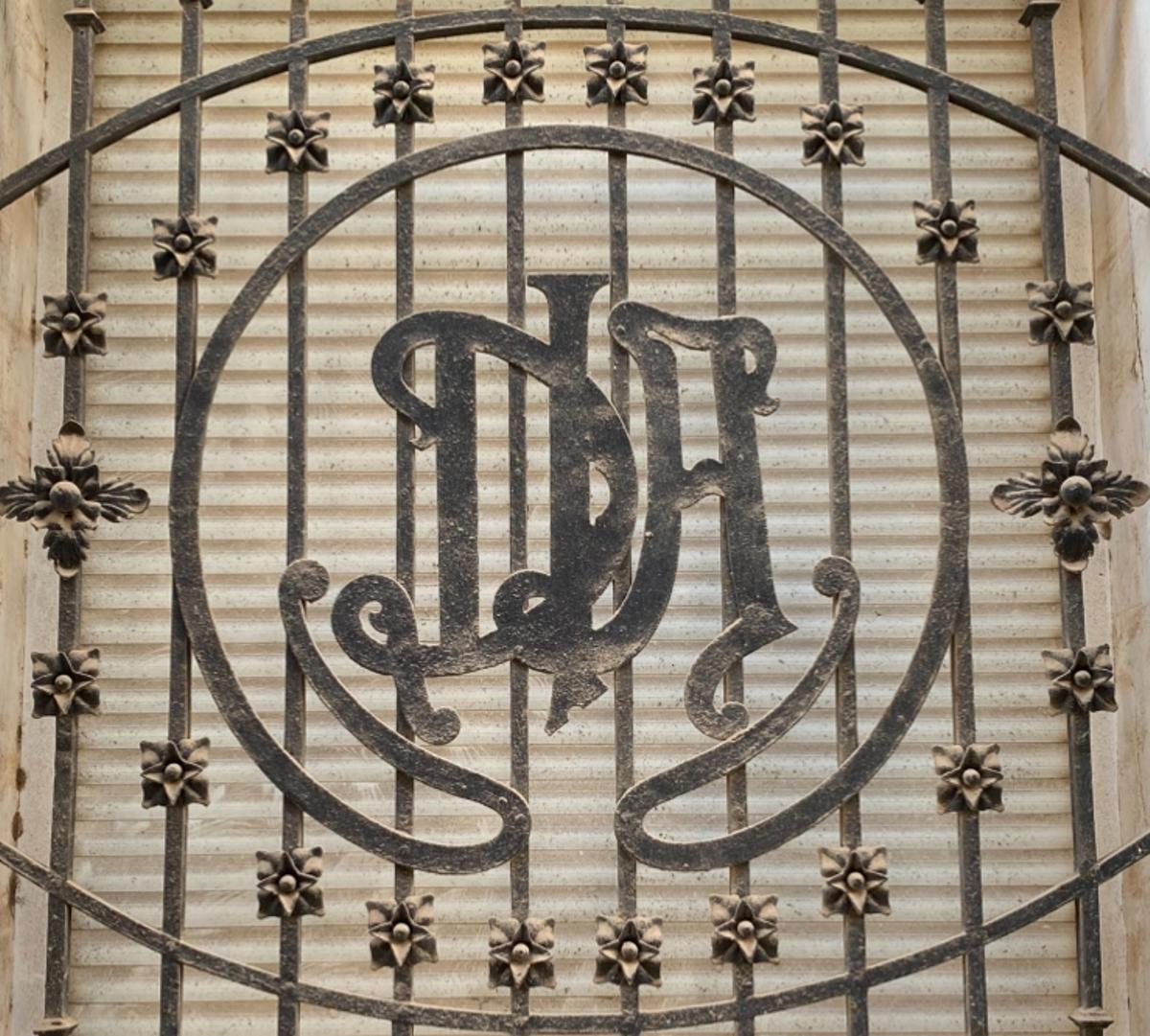 Rejería artística que decoraba la ventana de la compañía de seguros