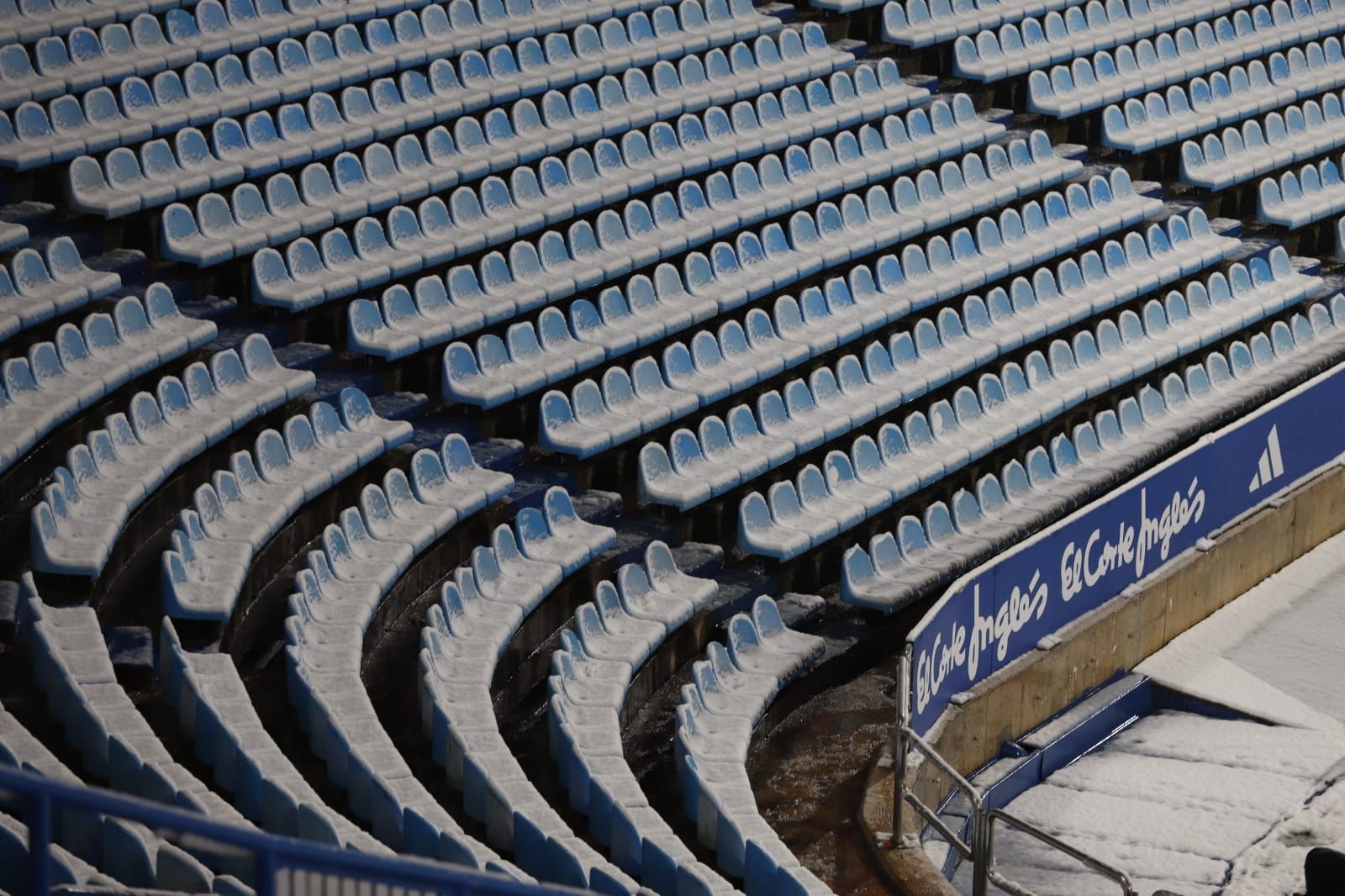 Real Zaragoza-Andorra, en imágenes: así está el estadio de La Romareda tras la nevada