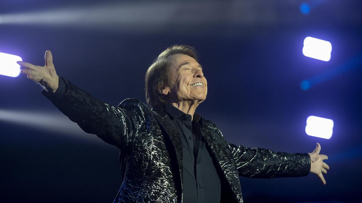 Raphael en concierto en el Palau Sant Jordi.