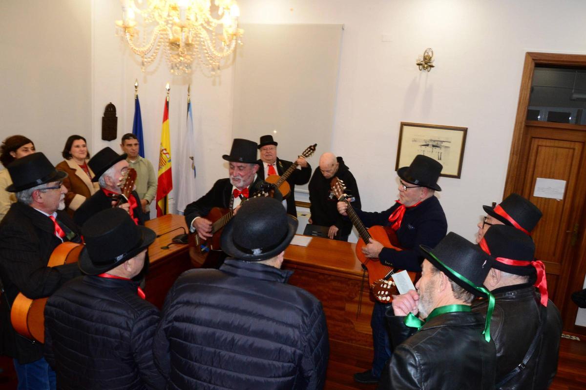 La comparsa Os Mulos en el salón de plenos del Concello de Bueu, durante el homenaje a Xosé Diz.