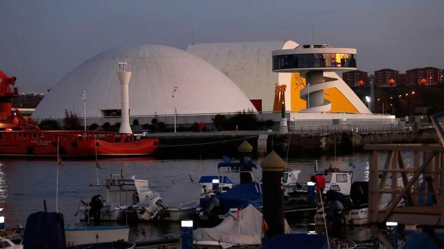 El Centro Niemeyer visto desde el paseo de la ría.