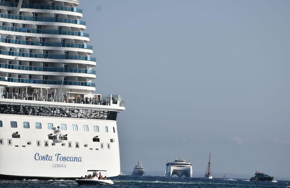 Un crucero en el puerto de Ibiza recibe toneladas de agua de pozo a la semana en plena crisis hídrica