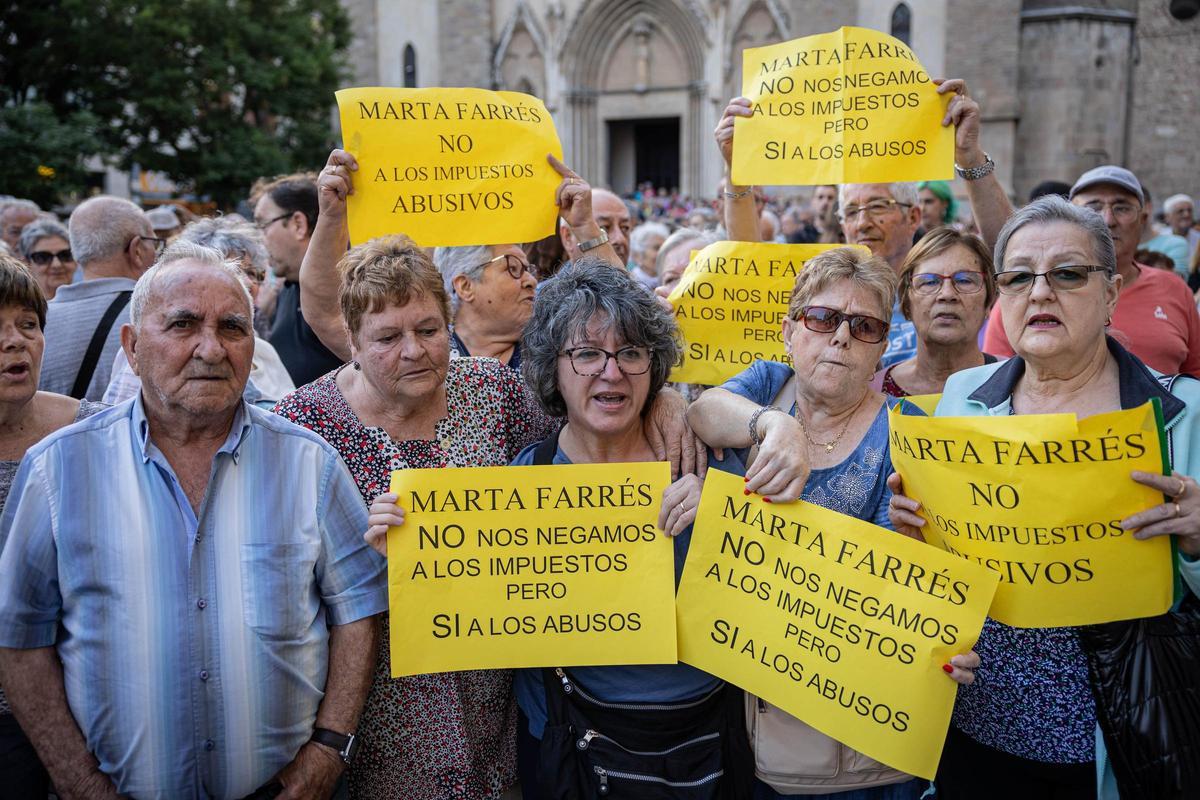 La presidenta de la Asociación de Vecinos por Can Deu, Antonia Ventura rodeada de vecinas