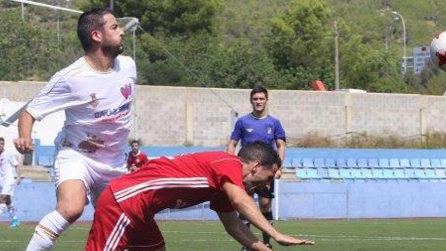 Sergio Cirio cae en su pugna con un defensa del Felanitx en el partido disputado en Can Misses.