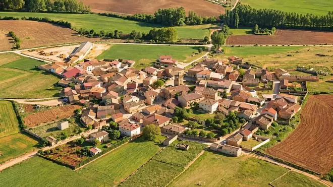 El pueblo de España que ofrece trabajo y casa gratis si te vas a vivir allí: te pagan por llevar el bar y hacer el mantenimiento municipal