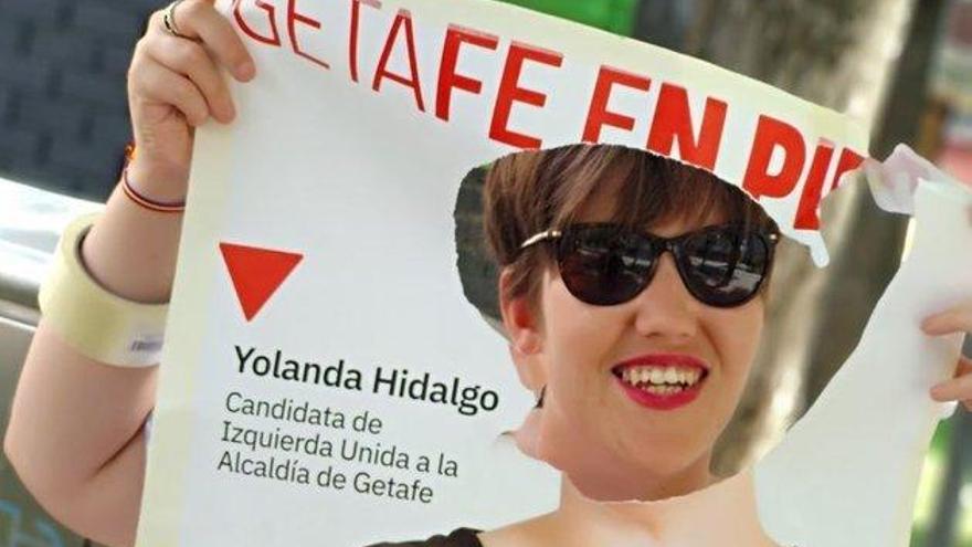 La candidata de IU en Getafe hace &#039;photocall&#039; con un cartel del que habían recortado su cara