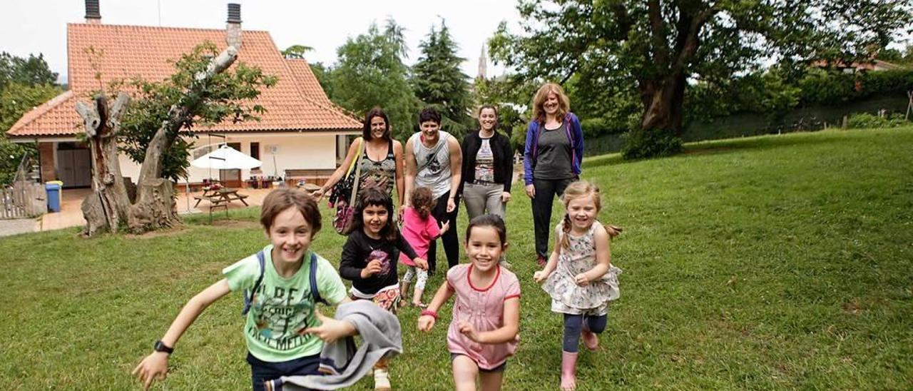 Varios alumnos, con sus madres, al final de la jornada escolar en la finca del colegio Andolina.