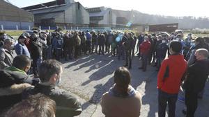 Un momento de una asamblea de trabajadores de Alcoa a la entrada de la fábrica avilesina.