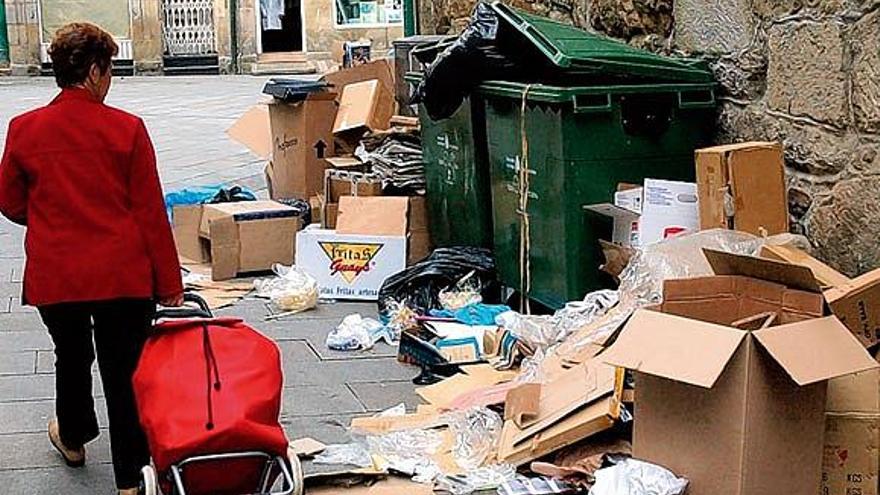 Basura acumulada en una anterior huelga en Pontevedra, imagen que vuelve a amenazar a la ciudad.