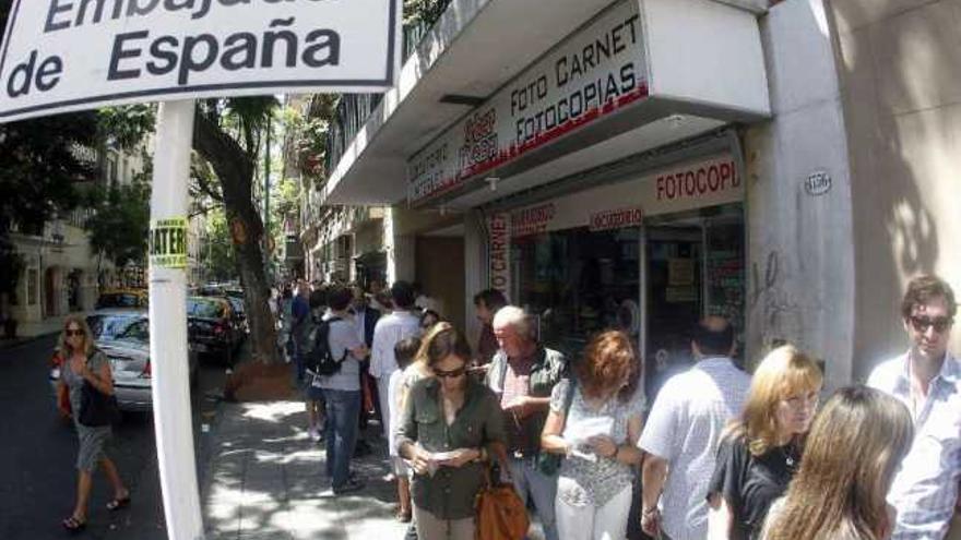 Colas en la Embajada de España en Argentina para tramitar la nacionalidad española en 2011. / e. marcarian