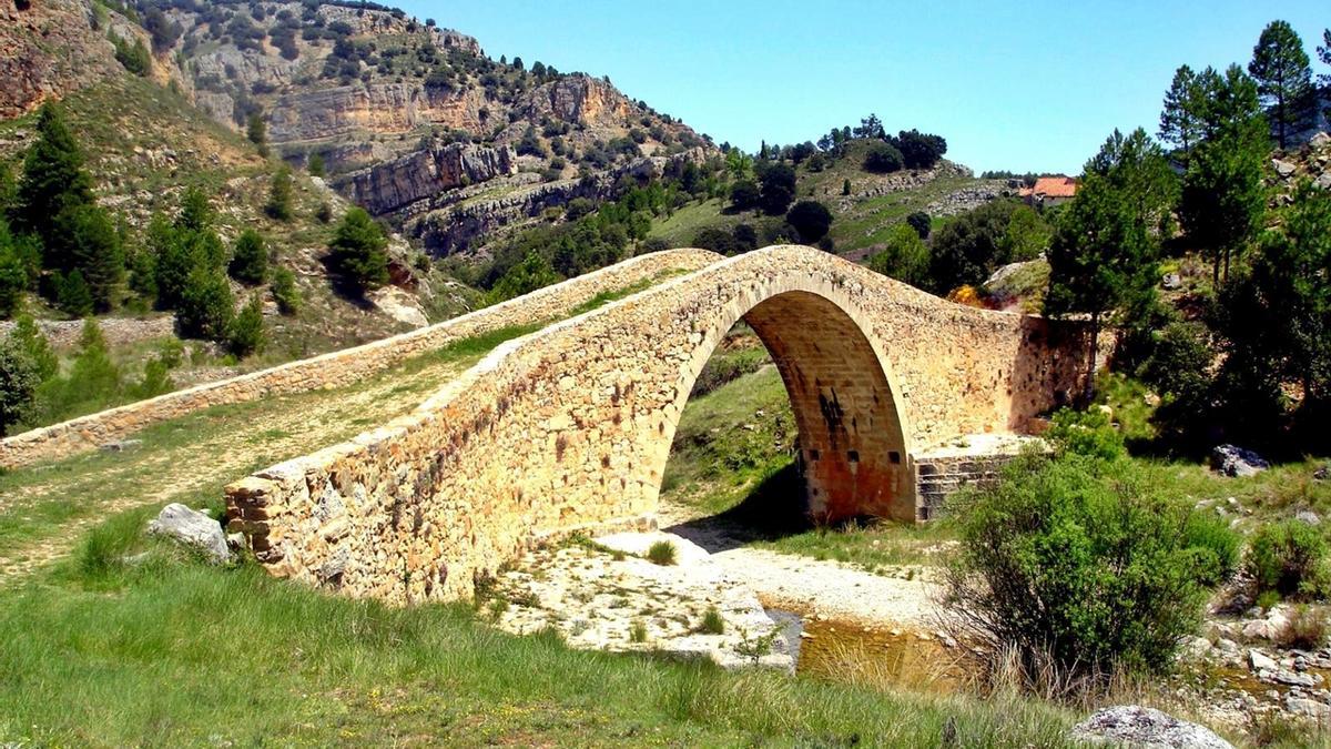 Puente de les Meravelles en el camino de Vistabella a Mosqueruela sobre Montlleó.