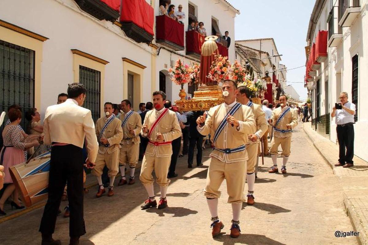 Los danzantes llevan el tradicional clave en la boca.