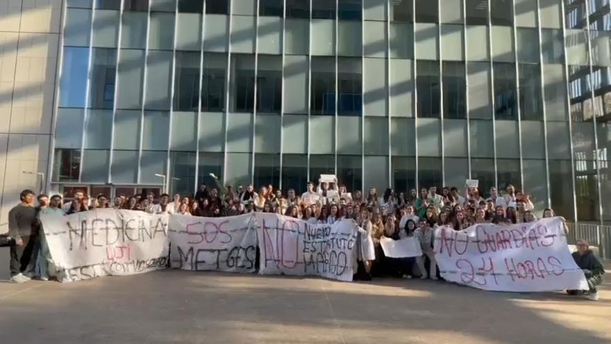 Alumnos de Medicina de la UJI se concentran en apoyo a la huelga de los médicos en Castellón
