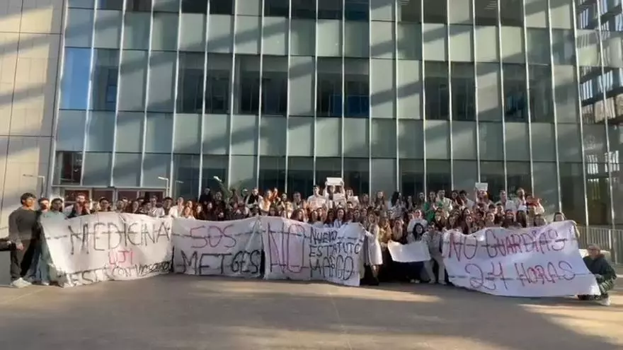 Alumnos de Medicina de la UJI se concentran en apoyo a la huelga de los médicos en Castellón