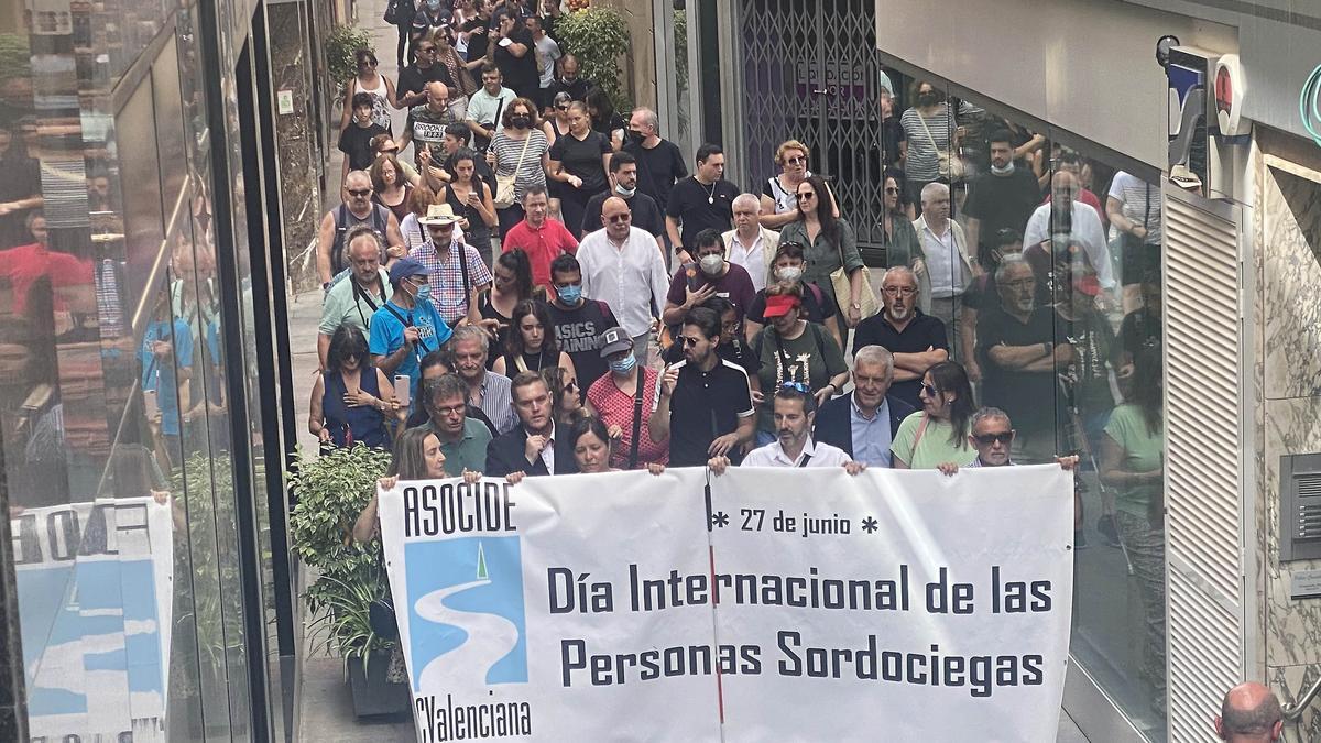 Marcha de las personas sordociegas por el centro de Elche este sábado