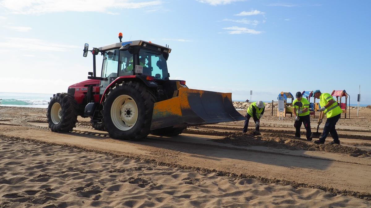 Trabajos para recuperar las playas antes de la Semana Santa en La Vila.