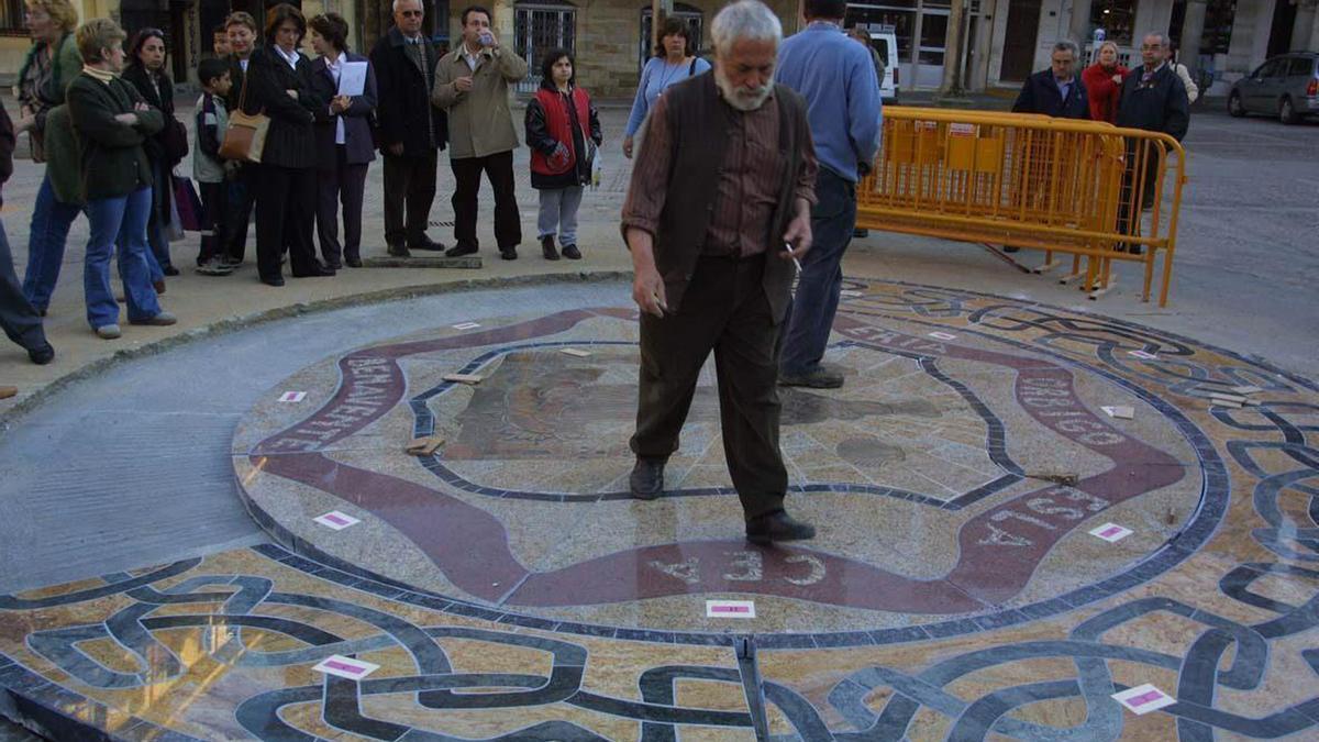 José Luis Alonso Coomonte pisando sobre el mosaico durante la instalación, entre marzo y abril de 2004.