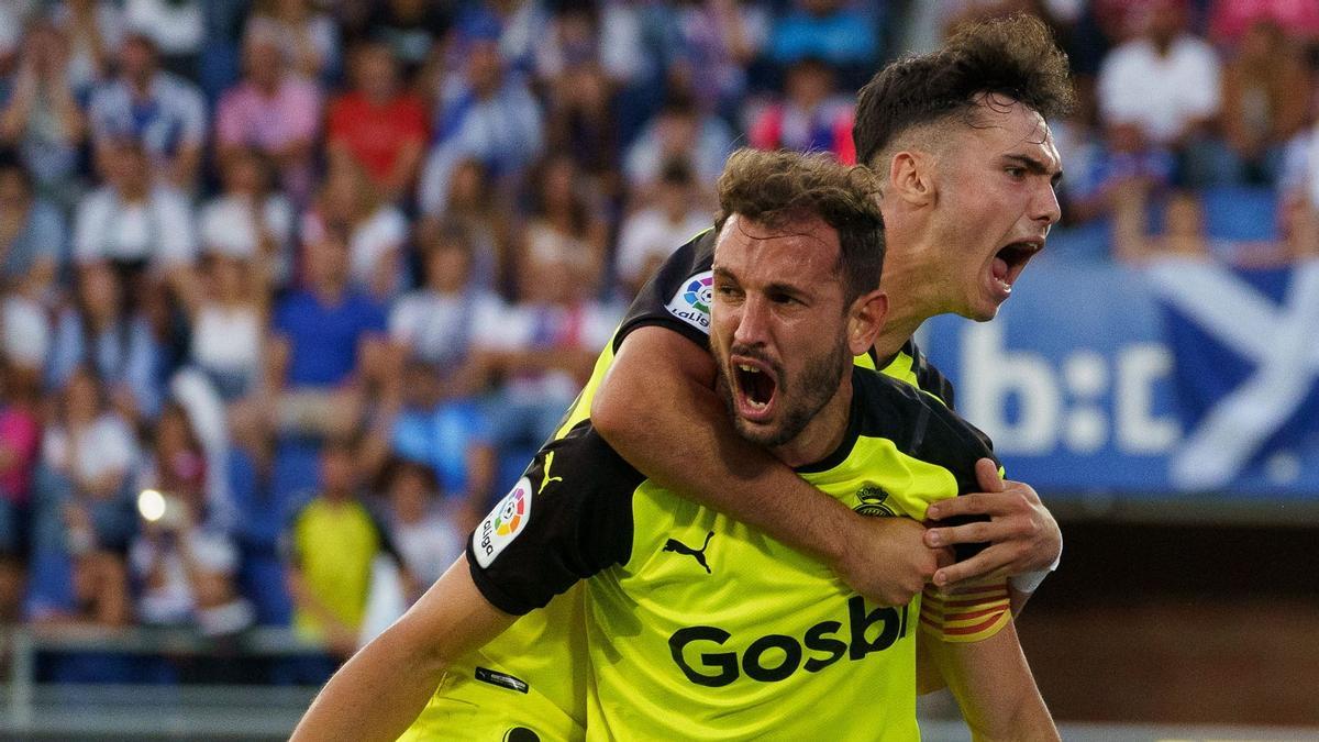 El delantero del Girona Cristhian Stuani celebra su gol junto a Aranau Martínez, primero del equipo catalán ante el CD Tenerife, durante el partido definitivo de la eliminatoria por el ascenso a LaLiga Santander que ambos equipos disputan este domingo en el estadio Heliodoro Rodríguez López, en Santa Cruz de Tenerife