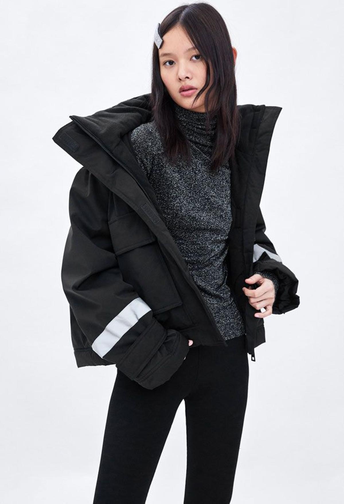 Abrigo negro de Zara confeccionado con SORONA