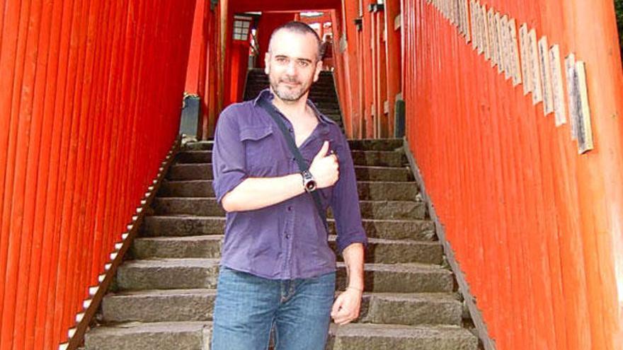 Abel Álvarez Pereira (Nigrán, 1972) es profesor de español en la Universidad de Kioto, la Universidad de Ritsumeikan y la Universidad Budista de Ryukoku, en Japón, donde lleva ocho años.