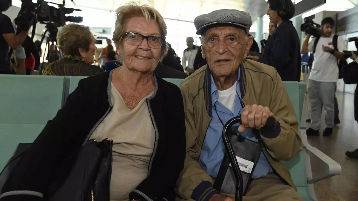 El impactante momento en que el centenario Gonzalo Noval pisó suelo gallego tras siete décadas en Cuba: «Sentí una emoción inconmensurable»