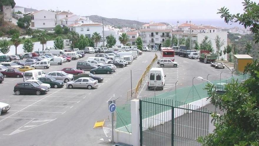 Recinto ferial de Torrox, con el depósito municipal a la derecha.