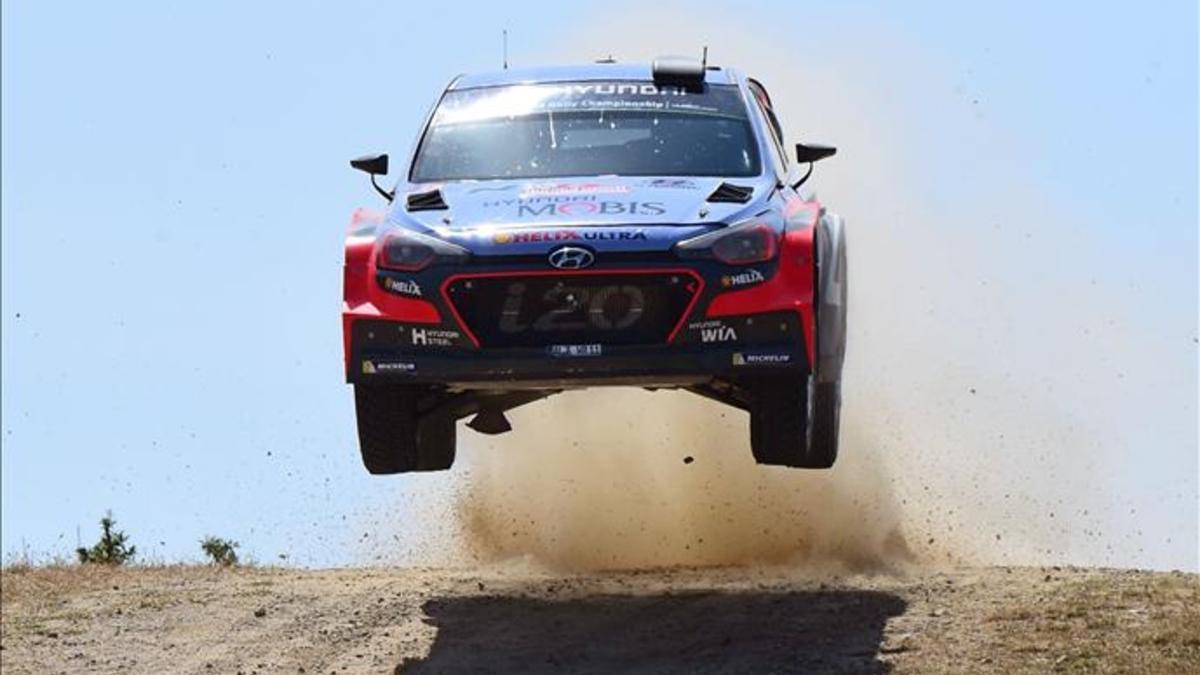 Neuville sigue líder en Cerdeña