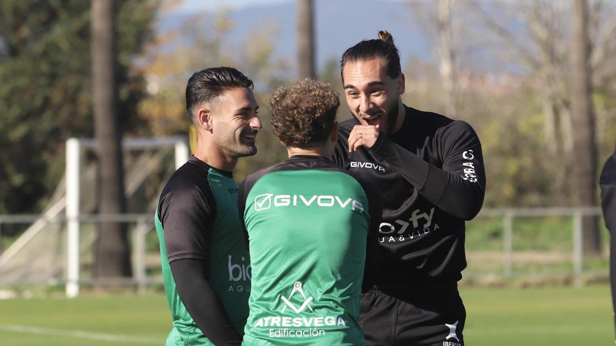 Kike Márquez, Simo y Gudelj en el entrenamiento del Córdoba CF.