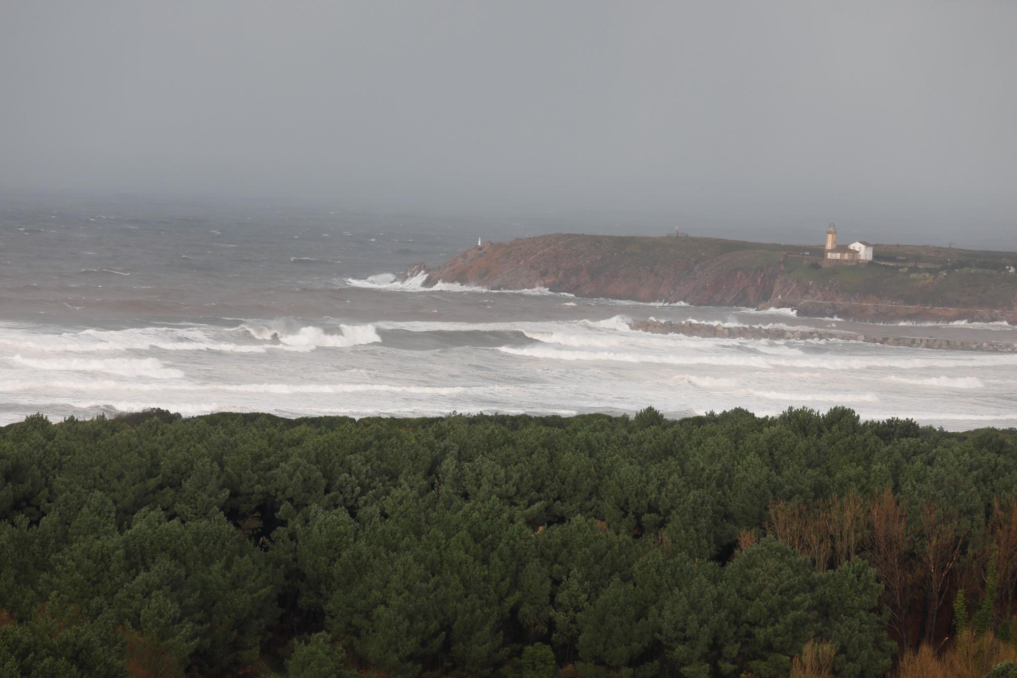 EN IMÁGENES: Así está siendo el temporal del lluvia, viento, oleaje y nieve que azota Asturias