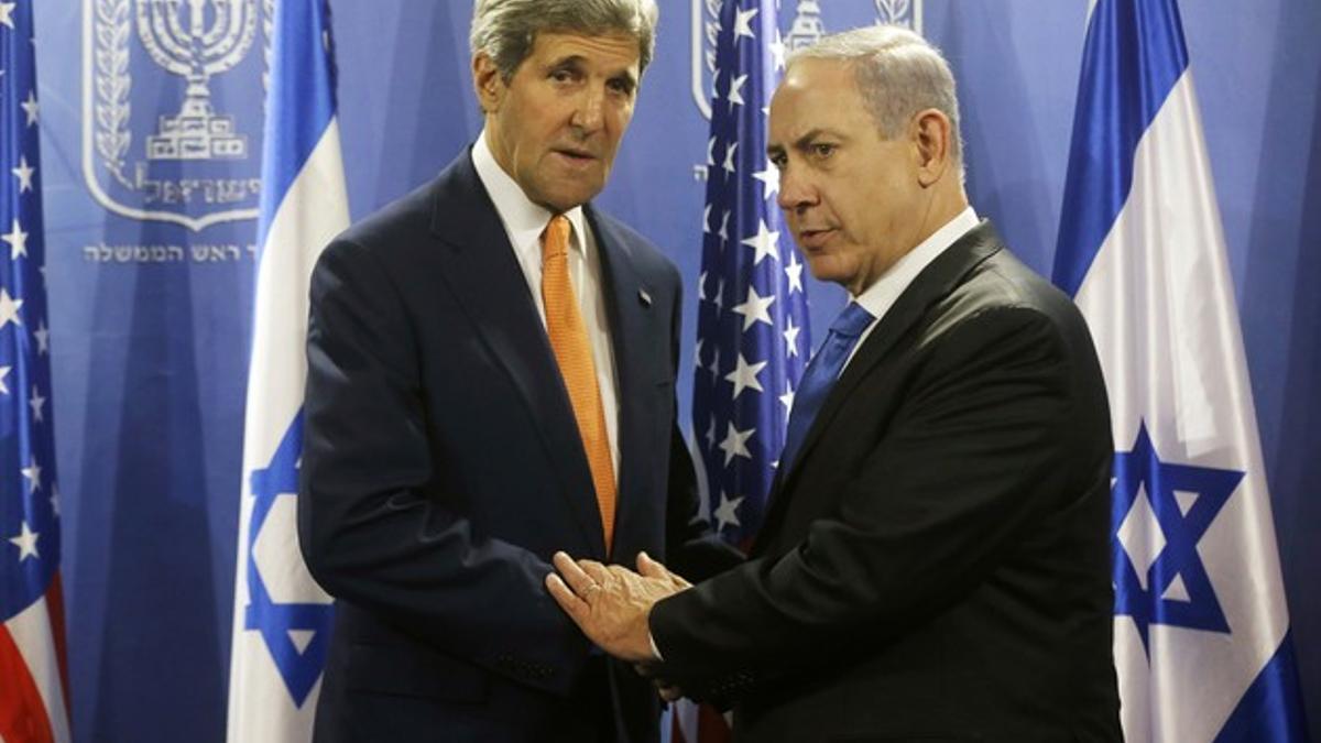 El secretario de Estado de EEUU, John Kerry, junto al primer ministro israelí, Benjamin Netanyahu, ayer, en Tel-Aviv.