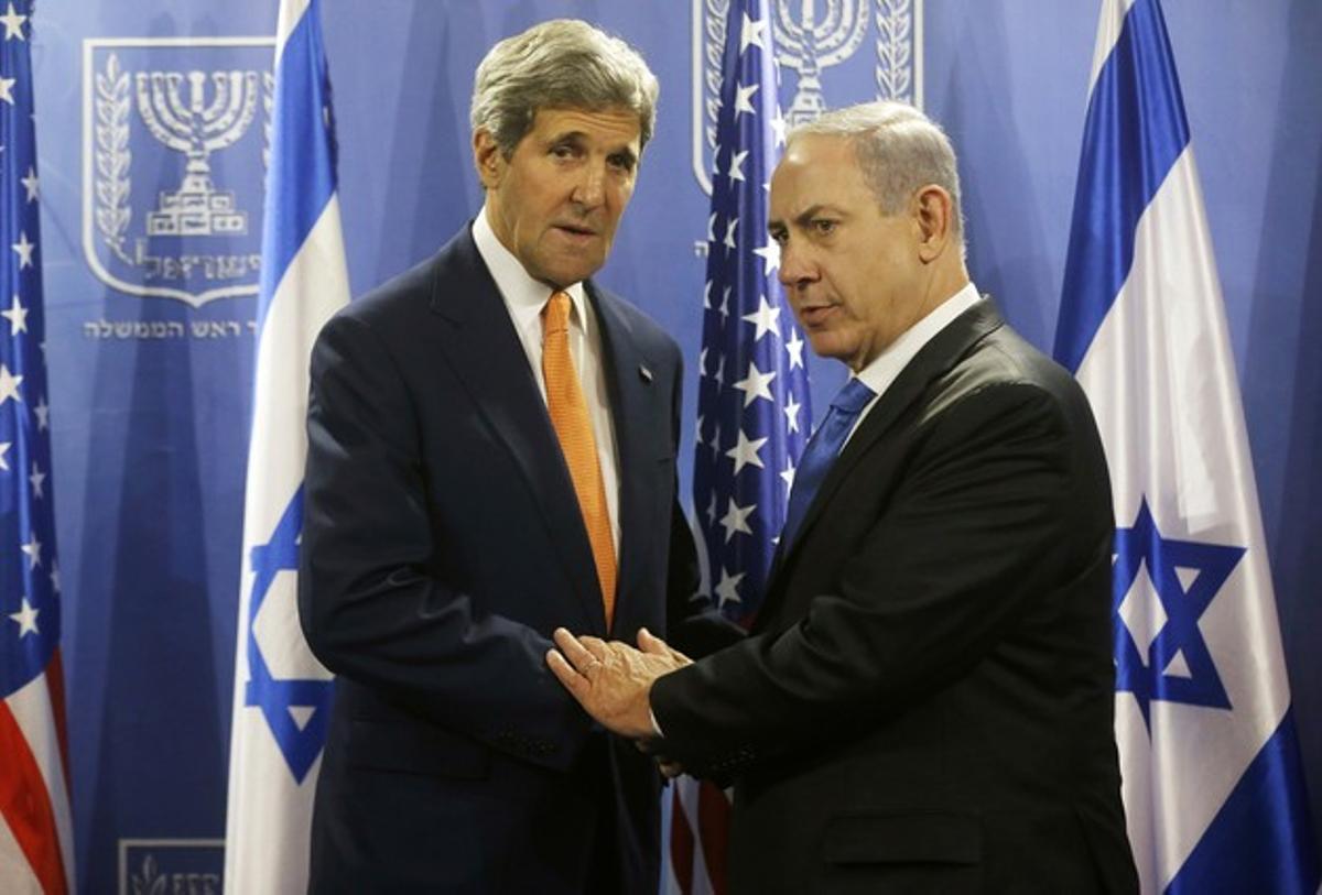 El secretario de Estado de EEUU, John Kerry, junto al primer ministro israelí, Benjamin Netanyahu, ayer, en Tel-Aviv.
