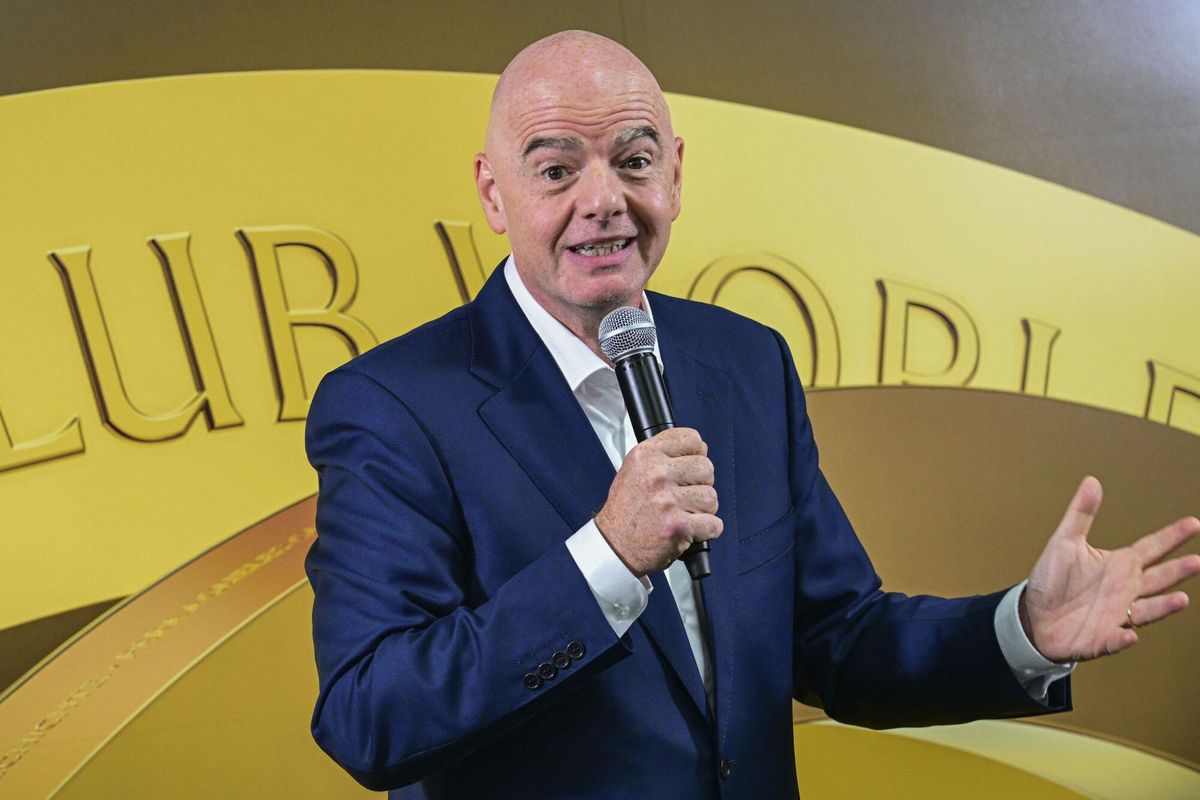 USA3057. MIAMI (ESTADOS UNIDOS), 10/06/2025.- El presidente de la FIFA, Gianni Infantino, habla durante un evento previo al inicio del Mundial de Clubes, celebrado este martes en las instalaciones de la federación en Coral Gables, aledaña a Miami, Florida. El presidente de la FIFA, Gianni Infantino, aseguró este martes que la rebaja que han experimentado los precios de las entradas para los partidos del Mundial de Clubes, del 84 % en el caso del partido inaugural, forma parte del modelo de venta de boletos en Estados Unidos y no es signo de preocupación. EFE/Giorgio Viera
