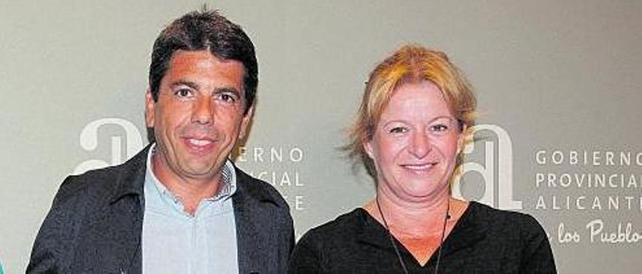 El presidente de la  Diputación y líder del PP en la Comunidad, Carlos  Mazón, junto a la vicepresidenta segunda de la Diputación, diputada de Ciclo Hídrico y alcaldesa de Albatera, Ana Serna