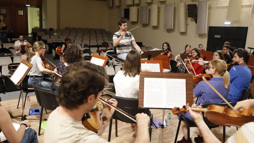 Pedro Ordieres dirige uno de los últimos ensayos de la Orquesta de la Universidad en el Conservatorio. | FERNANDO RODRÍGUEZ