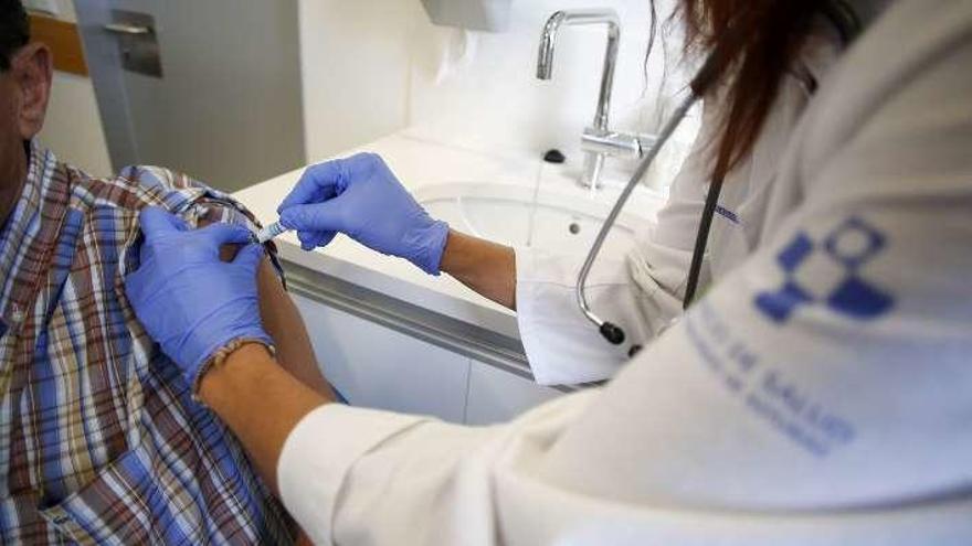 Una enfermera avilesina aplica la vacuna de la gripe en 2016.
