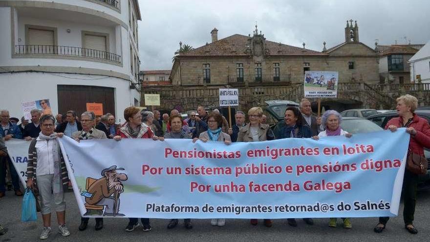 Los pensionistas, al iniciar la marcha, con la escalinata de San Tomé al fondo. // Noé Parga