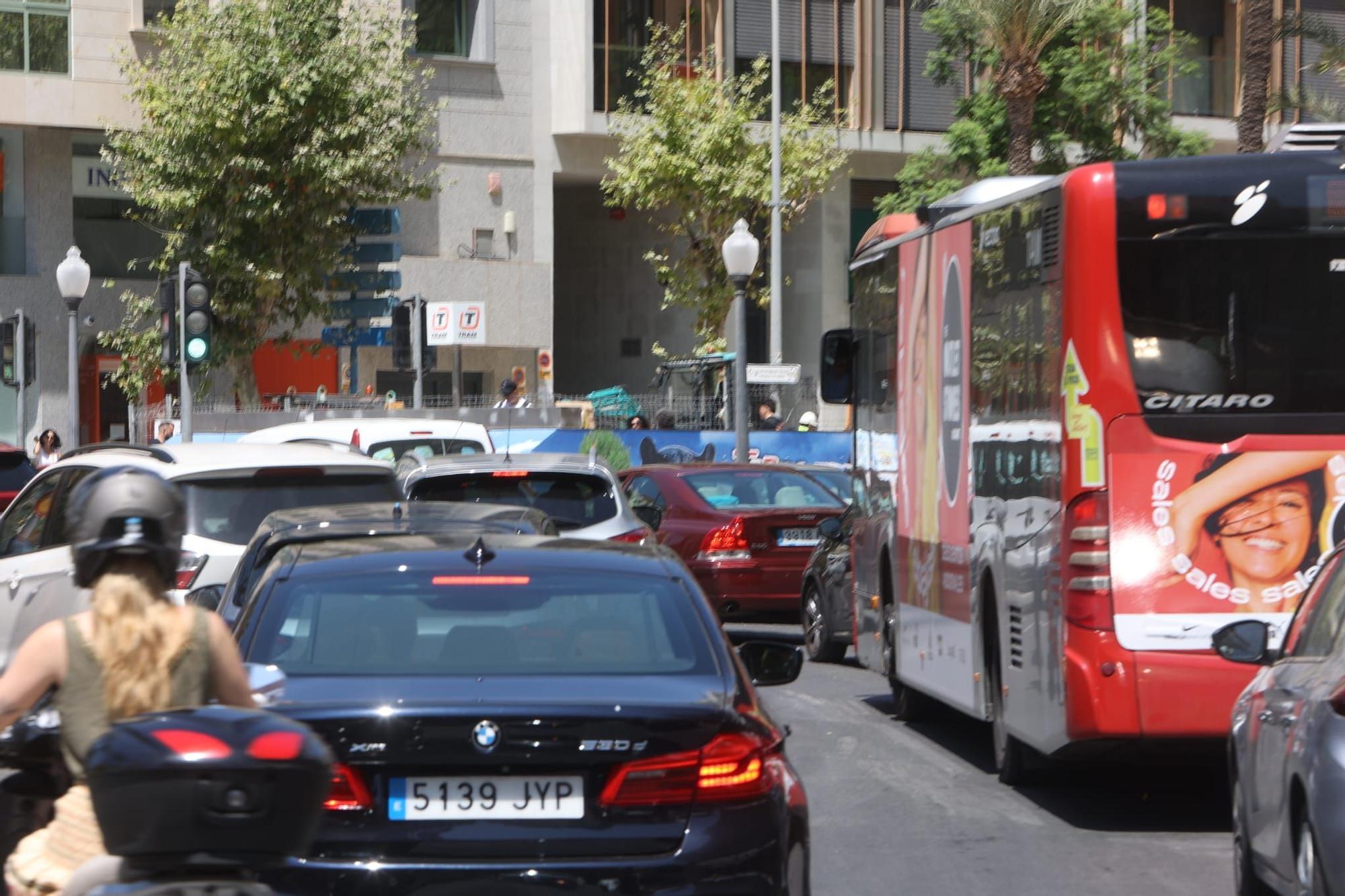 Continúa el colapso en Alicante: interminables atascos en las principales calles de la ciudad