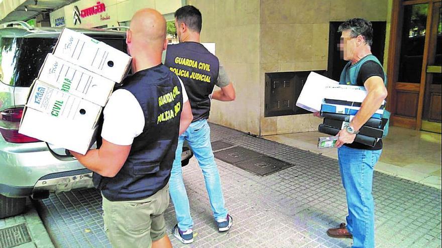 La Policía Judicial de la Guardia Civil en uno de los registros relacionados con el caso Lujo Casa.