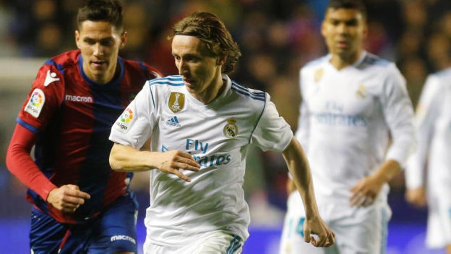 Lukic, junto a Modric en el partido ante el Madrid.