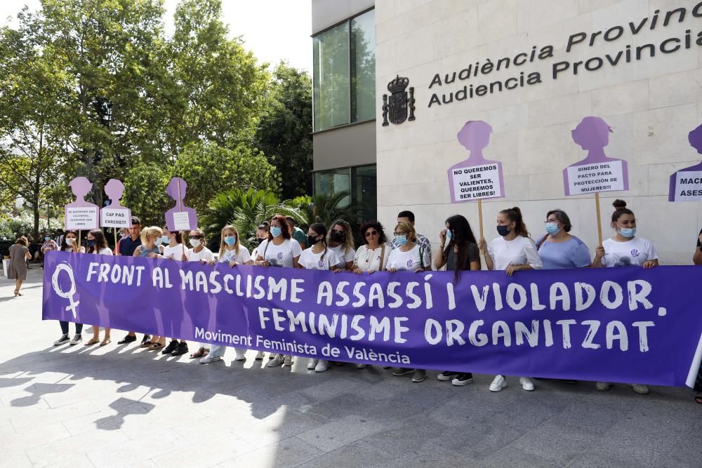 Concentración en València al inicio del juicio por la menor asesinada y violada en 2016 en Chella