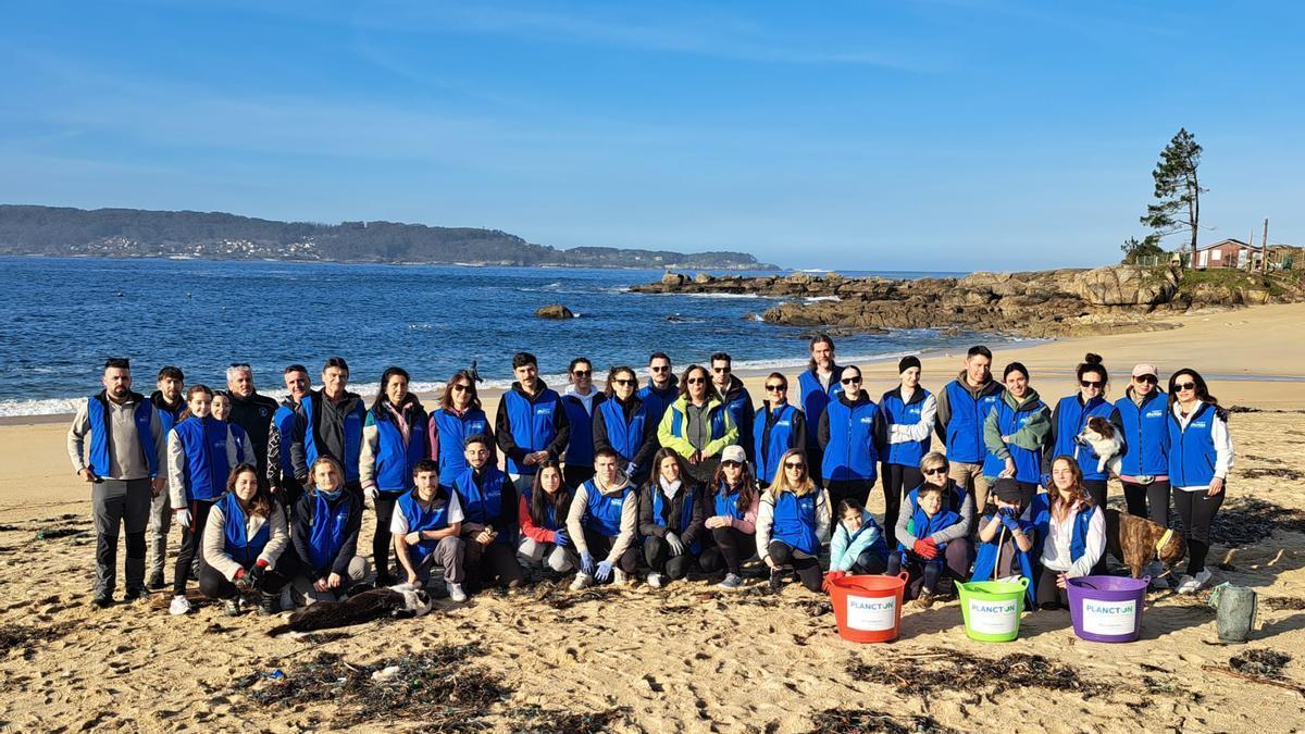 La limpieza de la playa de Area de Bon, en Bueu, en imágenes (I)